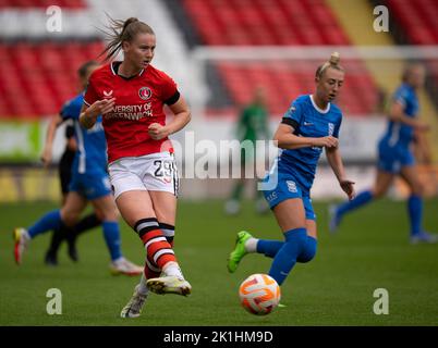 Londra, Regno Unito. 18th Set, 2022. Londra, 18th settembre 2022: Mia Ross (#29 Charlton) passa la palla durante l'appuntamento del Barclays Womens Championship tra Charlton Athletic e Birmingham City alla Valley di Londra, Inghilterra. (James Whitehead/SPP) Credit: SPP Sport Press Photo. /Alamy Live News Foto Stock