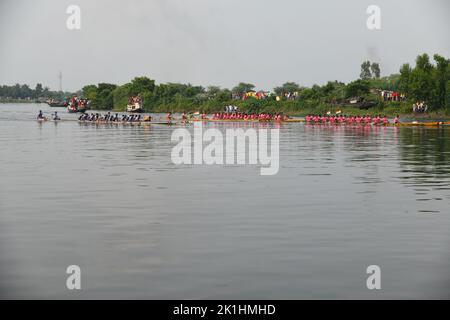 Ghusighata, India. 18th Set, 2022. Tradizionale festa di corsa delle barche che si svolge sul fiume Bidyadhari nel Sundarbans con migliaia di gente del posto a Ghusighata, Kulpi - 35 km di distanza da Kolkata. Dove quattro barche lunghe 75-78ft che partecipano con 22 barcaioli ciascuno. (Foto di Biswarup Gangully/Pacific Press) Credit: Pacific Press Media Production Corp./Alamy Live News Credit: Pacific Press Media Production Corp./Alamy Live News Foto Stock