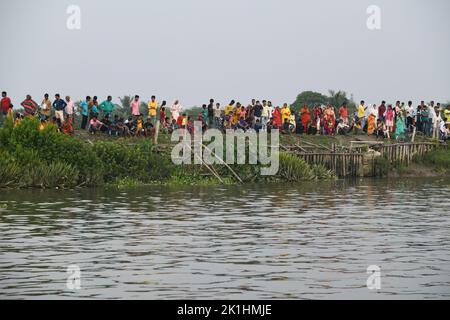 Ghusighata, India. 18th Set, 2022. Tradizionale festa di corsa delle barche che si svolge sul fiume Bidyadhari nel Sundarbans con migliaia di gente del posto a Ghusighata, Kulpi - 35 km di distanza da Kolkata. Dove quattro barche lunghe 75-78ft (non in foto) che partecipano con 22 barcaioli ciascuno. (Foto di Biswarup Gangully/Pacific Press) Credit: Pacific Press Media Production Corp./Alamy Live News Credit: Pacific Press Media Production Corp./Alamy Live News Foto Stock