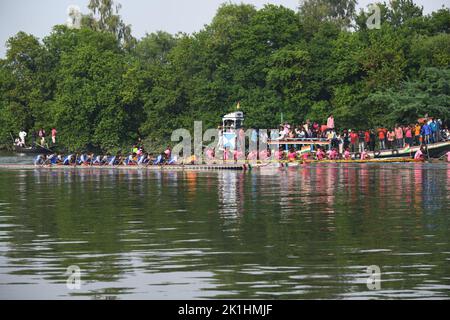 Ghusighata, India. 18th Set, 2022. Tradizionale festa di corsa delle barche che si svolge sul fiume Bidyadhari nel Sundarbans con migliaia di gente del posto a Ghusighata, Kulpi - 35 km di distanza da Kolkata. Dove quattro barche lunghe 75-78ft che partecipano con 22 barcaioli ciascuno. (Foto di Biswarup Gangully/Pacific Press) Credit: Pacific Press Media Production Corp./Alamy Live News Credit: Pacific Press Media Production Corp./Alamy Live News Foto Stock