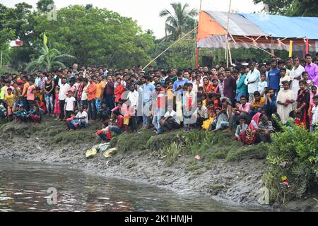 Ghusighata, India. 18th Set, 2022. Tradizionale festa di corsa delle barche che si svolge sul fiume Bidyadhari nel Sundarbans con migliaia di gente del posto a Ghusighata, Kulpi - 35 km di distanza da Kolkata. Dove quattro barche lunghe 75-78ft (non in foto) che partecipano con 22 barcaioli ciascuno. (Foto di Biswarup Gangully/Pacific Press) Credit: Pacific Press Media Production Corp./Alamy Live News Credit: Pacific Press Media Production Corp./Alamy Live News Foto Stock