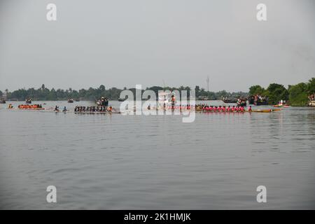 Ghusighata, India. 18th Set, 2022. Tradizionale festa di corsa delle barche che si svolge sul fiume Bidyadhari nel Sundarbans con migliaia di gente del posto a Ghusighata, Kulpi - 35 km di distanza da Kolkata. Dove quattro barche lunghe 75-78ft che partecipano con 22 barcaioli ciascuno. (Foto di Biswarup Gangully/Pacific Press) Credit: Pacific Press Media Production Corp./Alamy Live News Credit: Pacific Press Media Production Corp./Alamy Live News Foto Stock