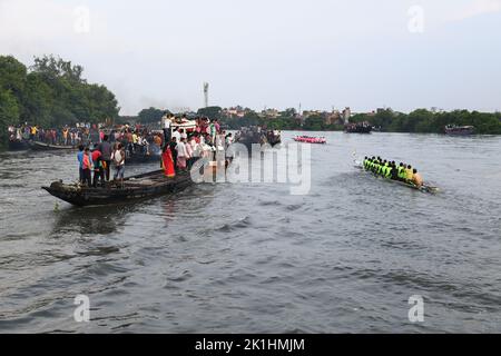 Ghusighata, India. 18th Set, 2022. Tradizionale festa di corsa delle barche che si svolge sul fiume Bidyadhari nel Sundarbans con migliaia di gente del posto a Ghusighata, Kulpi - 35 km di distanza da Kolkata. Dove quattro barche lunghe 75-78ft che partecipano con 22 barcaioli ciascuno. (Foto di Biswarup Gangully/Pacific Press) Credit: Pacific Press Media Production Corp./Alamy Live News Credit: Pacific Press Media Production Corp./Alamy Live News Foto Stock