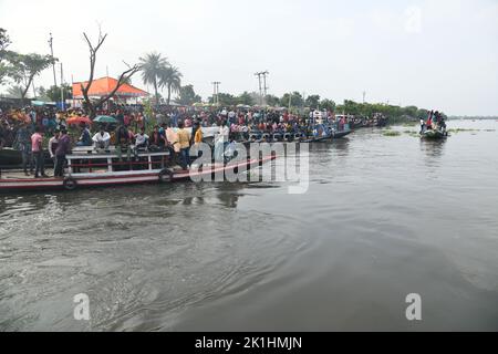 Ghusighata, India. 18th Set, 2022. Tradizionale festa di corsa delle barche che si svolge sul fiume Bidyadhari nel Sundarbans con migliaia di gente del posto a Ghusighata, Kulpi - 35 km di distanza da Kolkata. Dove quattro barche lunghe 75-78ft (non in foto) che partecipano con 22 barcaioli ciascuno. (Foto di Biswarup Gangully/Pacific Press) Credit: Pacific Press Media Production Corp./Alamy Live News Credit: Pacific Press Media Production Corp./Alamy Live News Foto Stock