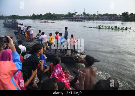 Ghusighata, India. 18th Set, 2022. Tradizionale festa di corsa delle barche che si svolge sul fiume Bidyadhari nel Sundarbans con migliaia di gente del posto a Ghusighata, Kulpi - 35 km di distanza da Kolkata. Dove quattro barche lunghe 75-78ft che partecipano con 22 barcaioli ciascuno. (Foto di Biswarup Gangully/Pacific Press) Credit: Pacific Press Media Production Corp./Alamy Live News Credit: Pacific Press Media Production Corp./Alamy Live News Foto Stock