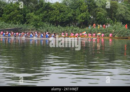 Ghusighata, India. 18th Set, 2022. Tradizionale festa di corsa delle barche che si svolge sul fiume Bidyadhari nel Sundarbans con migliaia di gente del posto a Ghusighata, Kulpi - 35 km di distanza da Kolkata. Dove quattro barche lunghe 75-78ft che partecipano con 22 barcaioli ciascuno. (Foto di Biswarup Gangully/Pacific Press) Credit: Pacific Press Media Production Corp./Alamy Live News Credit: Pacific Press Media Production Corp./Alamy Live News Foto Stock