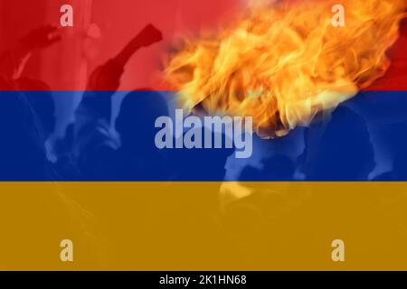 Defocus protesta un Armenia. Guerra di conflitto tra Armenia e Azerbaigian sul Nagorno-Karabakh. Conflitto tra Azerbaigian e Armenia. Bandiere di paese sulla fiamma Foto Stock