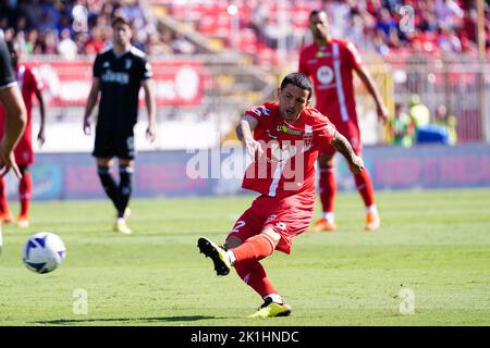 Monza, Italia. 18th Set, 2022. U-Power Stadium, Monza, Italia, 18 settembre 2022, Stefano sensi (AC Monza) durante AC Monza vs Juventus FC - calcio italiano Serie A Match Credit: Live Media Publishing Group/Alamy Live News Foto Stock