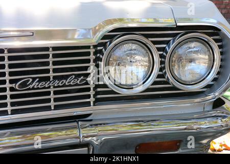 Monterey, CA, USA - 18 ago 2022: Macro, due fari su un'antica Chevrolet durante la settimana dell'Auto classica. Foto Stock