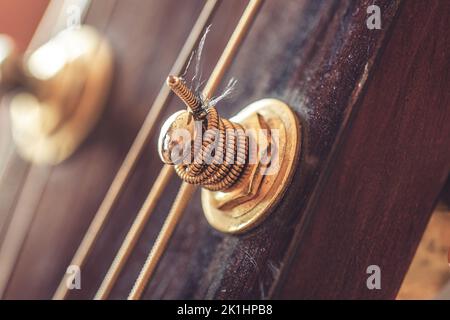 Primo piano, parte di una chitarra acustica, dettaglio macro. Foto Stock
