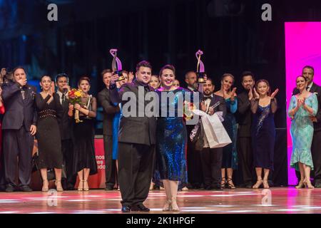 17 settembre 2022, Buenos Aires, Argentina: La finale Mondiale del Tango 2022 si è svolta su un palco davanti all'Obelisco. Hanno gareggiato in due categorie, Tango de pista e Tango Escenario. Nella categoria Tango de pista, hanno partecipato 40 coppie e nella categoria Tango Escenario, 20 coppie. Cynthia Palacios e SebastiÃn BolÃ­var sono diventati campioni del mondo nella categoria Tango de pista. (Credit Image: © Esteban Osorio/Pacific Press via ZUMA Press Wire) Foto Stock