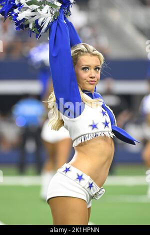 Arlington, Stati Uniti. 18th Set, 2022. Il Dallas Cowboys Cheerleader si esibisce durante la partita NFL dei Cincinnati Bengals all'AT&T Stadium di Arlington, Texas, domenica 18 settembre 2022 Foto di Ian Halperin/UPI Credit: UPI/Alamy Live News Foto Stock