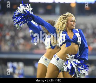 Arlington, Stati Uniti. 18th Set, 2022. Il Dallas Cowboys Cheerleader si esibisce durante la partita NFL dei Cincinnati Bengals all'AT&T Stadium di Arlington, Texas, domenica 18 settembre 2022 Foto di Ian Halperin/UPI Credit: UPI/Alamy Live News Foto Stock