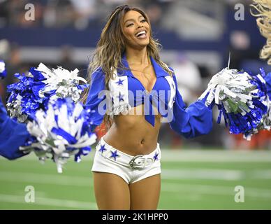 Arlington, Stati Uniti. 18th Set, 2022. Il Dallas Cowboys Cheerleader si esibisce durante la partita NFL dei Cincinnati Bengals all'AT&T Stadium di Arlington, Texas, domenica 18 settembre 2022 Foto di Ian Halperin/UPI Credit: UPI/Alamy Live News Foto Stock