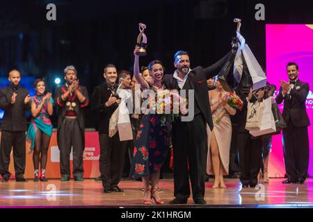 17 settembre 2022, Buenos Aires, Argentina: La finale Mondiale del Tango 2022 si è svolta su un palco davanti all'Obelisco. Hanno gareggiato in due categorie, Tango de pista e Tango Escenario. Nella categoria Tango de pista, hanno partecipato 40 coppie e nella categoria Tango Escenario, 20 coppie. Constanza Vieyto e Ricardo Astrada campioni del mondo nella categoria Tango Escenario. (Credit Image: © Esteban Osorio/Pacific Press via ZUMA Press Wire) Foto Stock