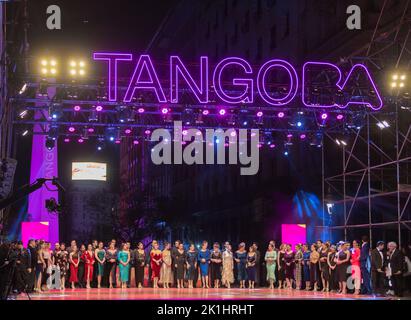 17 settembre 2022, Buenos Aires, Argentina: La finale Mondiale del Tango 2022 si è svolta su un palco davanti all'Obelisco. Hanno gareggiato in due categorie, Tango de pista e Tango Escenario. Nella categoria Tango de pista, hanno partecipato 40 coppie e nella categoria Tango Escenario, 20 coppie. I partecipanti attendono il risultato della categoria Tango de pista. (Credit Image: © Esteban Osorio/Pacific Press via ZUMA Press Wire) Foto Stock