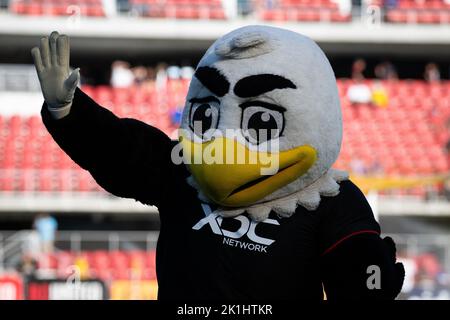 Washington DC, Stati Uniti. 18th Set, 2022. United mascotte Talon onde ai tifosi prima di un 2-3 DC sconfitta unita contro Inter Miami CF in Major League Soccer (MLS), presso Audi Field, a Washington, DC, Domenica, Settembre 18, 2022. (Graeme Sloan/Sipa USA) Credit: Sipa USA/Alamy Live News Foto Stock