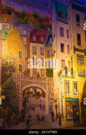 La Fresque des Quebecois murale di notte, Maison Soumande, rue Notre-Dame, Old Quebec City, Quebec, Canada. Foto Stock