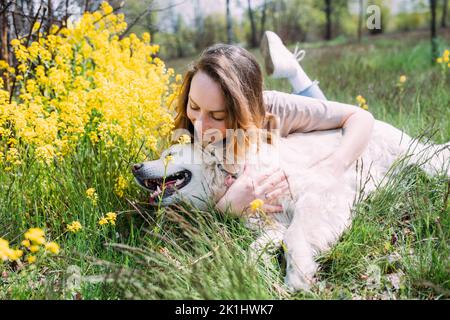 Giovane bella donna e il suo cane Golden Retriever divertirsi in estate Foto Stock