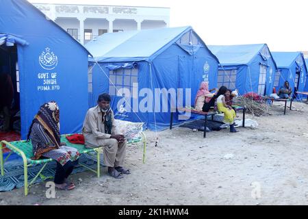 Hyderabad, Pakistan. 18th Set, 2022. Le persone colpite dalle alluvioni sono viste alla periferia di Hyderabad, Pakistan, 18 settembre 2022. Il numero totale di morti in Pakistan a causa delle piogge monsoniche e delle inondazioni di questa stagione da metà giugno è salito a circa 1.545, insieme a 12.860 feriti, ha affermato la National Disaster Management Authority (NDMA). Credit: Str/Xinhua/Alamy Live News Foto Stock