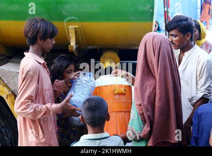 Hyderabad. 18th Set, 2022. Le persone colpite dalle alluvioni ricevono acqua potabile da una petroliera nella periferia di Hyderabad, Pakistan, il 18 settembre 2022. Il numero totale di morti in Pakistan a causa delle piogge monsoniche e delle inondazioni di questa stagione da metà giugno è salito a circa 1.545, insieme a 12.860 feriti, ha affermato la National Disaster Management Authority (NDMA). Credit: Str/Xinhua/Alamy Live News Foto Stock