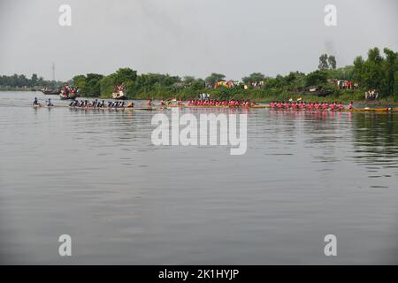 Bengala Occidentale, India. 18th Set, 2022. 18 settembre 2022, Sud 24 Parganas, Bengala Occidentale, India: Tradizionale festa di corsa delle barche che si svolge sul fiume Bidyadhari nei Sundarbans con migliaia di gente del posto che festeggia a Ghusighata, Kulpi - 35 km di distanza da Kolkata. Dove quattro barche lunghe 75-78ft che partecipano con 22 barcaioli ciascuno. (Credit Image: © Biswarup Gangully/Pacific Press via ZUMA Press Wire) Credit: ZUMA Press, Inc./Alamy Live News Foto Stock