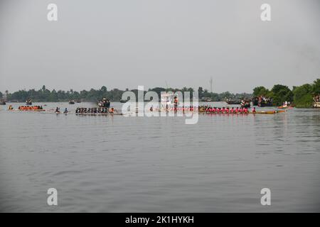 Bengala Occidentale, India. 18th Set, 2022. 18 settembre 2022, Sud 24 Parganas, Bengala Occidentale, India: Tradizionale festa di corsa delle barche che si svolge sul fiume Bidyadhari nei Sundarbans con migliaia di gente del posto che festeggia a Ghusighata, Kulpi - 35 km di distanza da Kolkata. Dove quattro barche lunghe 75-78ft che partecipano con 22 barcaioli ciascuno. (Credit Image: © Biswarup Gangully/Pacific Press via ZUMA Press Wire) Credit: ZUMA Press, Inc./Alamy Live News Foto Stock