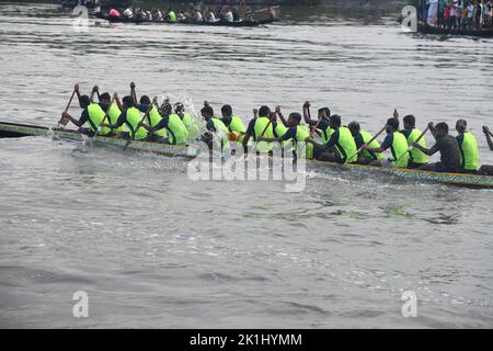 Bengala Occidentale, India. 18th Set, 2022. 18 settembre 2022, Sud 24 Parganas, Bengala Occidentale, India: Tradizionale festa di corsa in barca che si svolge sul fiume Bidyadhari nel Sundarbans con migliaia di gente del posto allegra (non in foto) a Ghusighata, Kulpi - 35 km di distanza da Kolkata. Dove quattro barche lunghe 75-78ft che partecipano con 22 barcaioli ciascuno. (Credit Image: © Biswarup Gangully/Pacific Press via ZUMA Press Wire) Credit: ZUMA Press, Inc./Alamy Live News Foto Stock