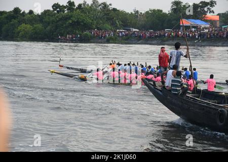 Bengala Occidentale, India. 18th Set, 2022. 18 settembre 2022, Sud 24 Parganas, Bengala Occidentale, India: Tradizionale festa di corsa delle barche che si svolge sul fiume Bidyadhari nei Sundarbans con migliaia di gente del posto che festeggia a Ghusighata, Kulpi - 35 km di distanza da Kolkata. Dove quattro barche lunghe 75-78ft che partecipano con 22 barcaioli ciascuno. (Credit Image: © Biswarup Gangully/Pacific Press via ZUMA Press Wire) Credit: ZUMA Press, Inc./Alamy Live News Foto Stock