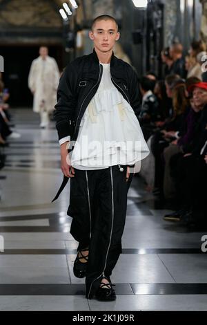 Londra, Regno Unito. 18th Set, 2022. SIMONE ROCHA SS23 durante la settimana della moda di Londra il 2022 settembre - Londra, Regno Unito. 18/09/2022 Credit: dpa Picture Alliance/Alamy Live News Foto Stock