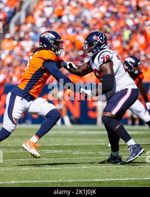 Denver, Stati Uniti. 18th Set, 2022. Denver, Colorado, Stati Uniti. 18th Set, 2022. Houston Texans Offensive Tackle Laremy Tunsil (78) blocca Denver Broncos linebacker Randy Gregory (5) nella prima metà della partita di calcio tra i Denver Broncos e Houston Texans all'Empower Field di Denver, CO. Derek Regensburger/CSM/Alamy Live News Credit: CAL Sport Media/Alamy Live News Foto Stock