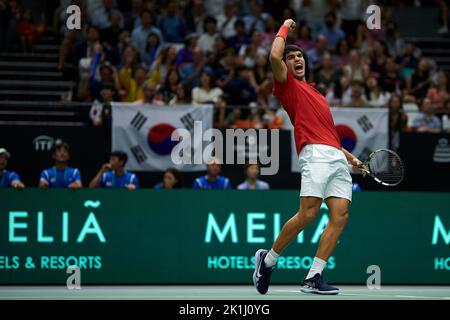 Valencia, Spagna. 18th Set, 2022. Carlos Alcaraz di Spagna reagisce durante la partita di gruppo B tra Spagna e Corea del Sud al torneo di tennis della Coppa Davis di Valencia, Spagna, il 18 settembre 2022. Credit: Str/Xinhua/Alamy Live News Foto Stock