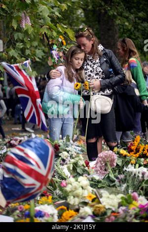 Green Park, Londra, Regno Unito. 18th Set, 2022. Migliaia di persone arrivano a Green Park vicino a Buckingham Palace per rendere omaggio floreale alla regina Elisabetta II Londra si prepara ai funerali di sua Maestà la Regina Elisabetta II domani, lunedì 19th settembre. (Foto di Charlie Varley/Sipa USA) Credit: Sipa USA/Alamy Live News Foto Stock