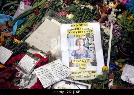Green Park, Londra, Regno Unito. 18th Set, 2022. Migliaia di persone arrivano a Green Park vicino a Buckingham Palace per rendere omaggio floreale alla regina Elisabetta II Londra si prepara ai funerali di sua Maestà la Regina Elisabetta II domani, lunedì 19th settembre. (Foto di Charlie Varley/Sipa USA) Credit: Sipa USA/Alamy Live News Foto Stock