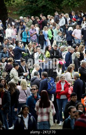 Green Park, Londra, Regno Unito. 18th Set, 2022. Migliaia di persone arrivano a Green Park vicino a Buckingham Palace per rendere omaggio floreale alla regina Elisabetta II Londra si prepara ai funerali di sua Maestà la Regina Elisabetta II domani, lunedì 19th settembre. (Foto di Charlie Varley/Sipa USA) Credit: Sipa USA/Alamy Live News Foto Stock