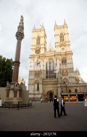 Westminster Abbey, ingresso ovest, Londra, Regno Unito. 18th Set, 2022. L'entrata Ovest dell'Abbazia di Westminster, dove la bara di sua Maestà la Regina Elisabetta passerà per il funerale ufficiale che inizia domani, lunedì 19th settembre. (Foto di Charlie Varley/Sipa USA) Credit: Sipa USA/Alamy Live News Foto Stock