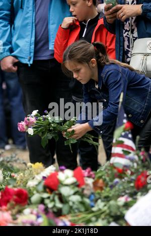 Green Park, Londra, Regno Unito. 18th Set, 2022. Migliaia di persone arrivano a Green Park vicino a Buckingham Palace per rendere omaggio floreale alla regina Elisabetta II Londra si prepara ai funerali di sua Maestà la Regina Elisabetta II domani, lunedì 19th settembre. (Foto di Charlie Varley/Sipa USA) Credit: Sipa USA/Alamy Live News Foto Stock