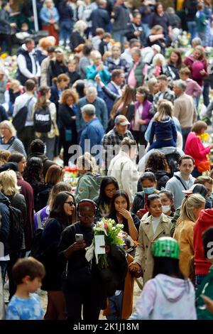 Green Park, Londra, Regno Unito. 18th Set, 2022. Migliaia di persone arrivano a Green Park vicino a Buckingham Palace per rendere omaggio floreale alla regina Elisabetta II Londra si prepara ai funerali di sua Maestà la Regina Elisabetta II domani, lunedì 19th settembre. (Foto di Charlie Varley/Sipa USA) Credit: Sipa USA/Alamy Live News Foto Stock