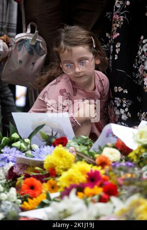 Green Park, Londra, Regno Unito. 18th Set, 2022. Migliaia di persone arrivano a Green Park vicino a Buckingham Palace per rendere omaggio floreale alla regina Elisabetta II Londra si prepara ai funerali di sua Maestà la Regina Elisabetta II domani, lunedì 19th settembre. (Foto di Charlie Varley/Sipa USA) Credit: Sipa USA/Alamy Live News Foto Stock