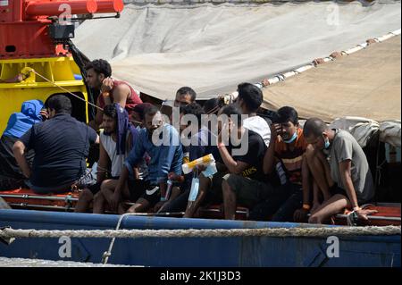 Reggio Calabria, Italia. 17th Set, 2022. Migranti visti prima dello sbarco. La nave di salvataggio Sea-Watch 3, della ONG tedesca, è arrivata nel porto di Reggio Calabria con 428 migranti a bordo. In precedenza l'ONG aveva dichiarato lo "stato di necessità" per un POS (Porto di sicurezza), dopo dieci giorni di attesa in mare. Credit: SOPA Images Limited/Alamy Live News Foto Stock