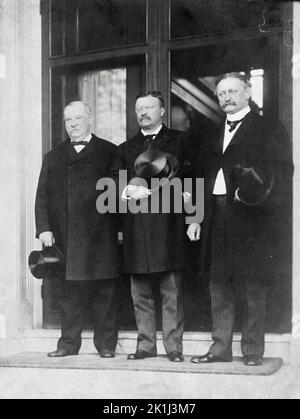 Ex-presidente Grover Cleveland, presidente Theodore Roosevelt e David R. Francis, che era un politico democratico e diplomatico di spicco) Foto Stock
