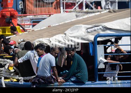 Reggio Calabria, Italia. 17th Set, 2022. Migranti visti prima dello sbarco. La nave di salvataggio Sea-Watch 3, della ONG tedesca, è arrivata nel porto di Reggio Calabria con 428 migranti a bordo. In precedenza l'ONG aveva dichiarato lo "stato di necessità" per un POS (Porto di sicurezza), dopo dieci giorni di attesa in mare. (Foto di Valeria Ferraro/SOPA Images/Sipa USA) Credit: Sipa USA/Alamy Live News Foto Stock