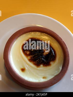 Dessert turco tradizionale 'budino di riso' (turco: Sutlac) sul piatto da dessert. Foto Stock
