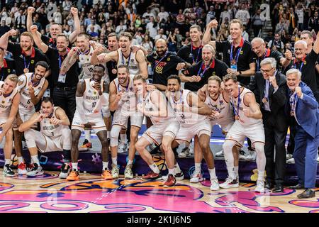 Berlino, Germania. 18th Set, 2022. La Germania celebra la sua vittoria contro la Polonia durante il terzo posto della FIBA Eurobasket 2022 tra la Germania e la Polonia alla Mercedes Benz Arena. Punteggio finale; Germania 82: 69 Polonia. Credit: SOPA Images Limited/Alamy Live News Foto Stock