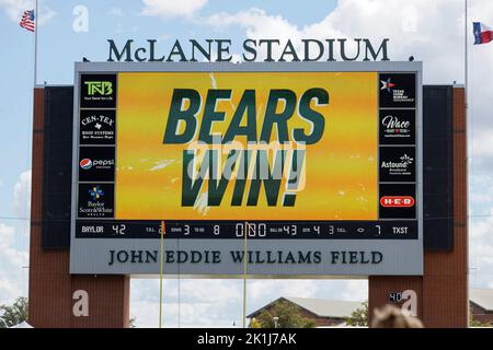 Il tabellone segnapunti del McLane Stadium che mostra i Baylor Bears sconfisse i Texas State Bobcats 42-7 durante una partita di football NCAA al McLane Stadium sabato 17 settembre 2022 a Waco, Texas (Eddie Kelly/Image of Sport). Foto Stock