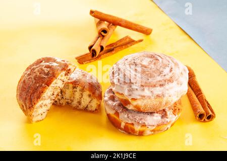 Ciambelle alla cannella fatte a mano alla perfezione. Foto Stock