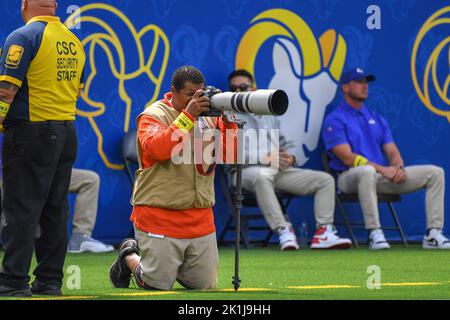 Full Image 360 il fotografo Jevone Moore lavora a margine durante un gioco NFL tra i Los Angeles Rams e gli Atlanta Falcons, domenica, settembre. Foto Stock