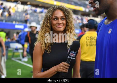 Kayla Burton, reporter della NFL Network, parla con il ricevitore Allen Robinson II di Los Angeles Rams durante una partita NFL, domenica 18 settembre 2022, a Inglewoo Foto Stock