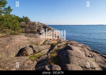 Costa rocciosa e scogliere costiere a Puistovuori a Hanko, Finlandia, in una giornata di sole in estate. Foto Stock