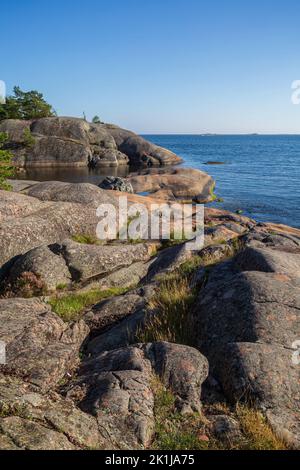 Costa rocciosa e scogliere costiere a Puistovuori a Hanko, Finlandia, in una giornata di sole in estate. Foto Stock